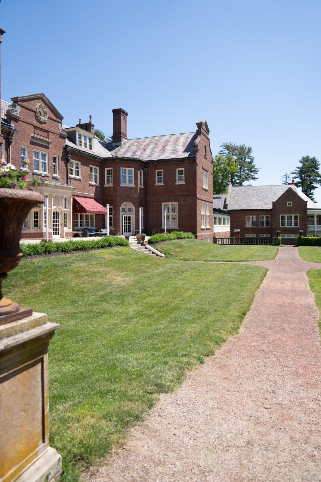 
A breathtaking view of Turner Hill in Ipswich, with its picturesque grounds and elegant estate providing the perfect backdrop for Alix and Wiley’s wedding day. The lush gardens, historic charm, and sweeping views make this venue a stunning and timeless setting for any celebration.