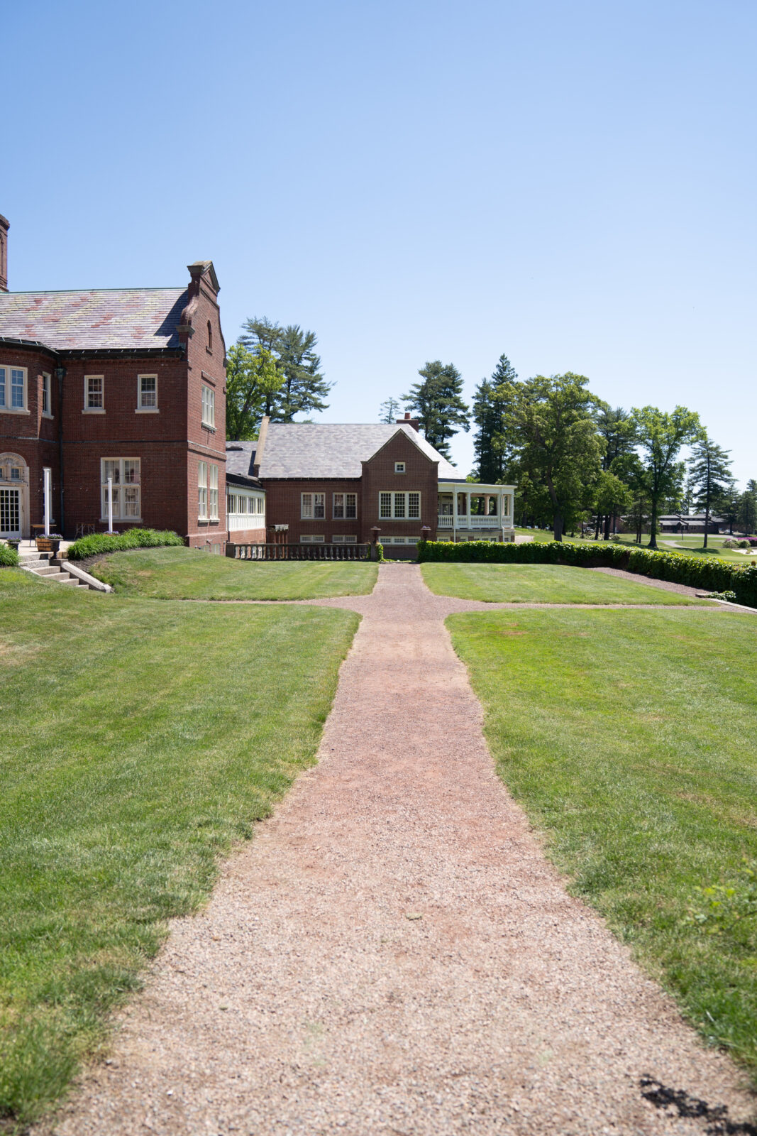 
A breathtaking view of Turner Hill in Ipswich, with its picturesque grounds and elegant estate providing the perfect backdrop for Alix and Wiley’s wedding day. The lush gardens, historic charm, and sweeping views make this venue a stunning and timeless setting for any celebration.