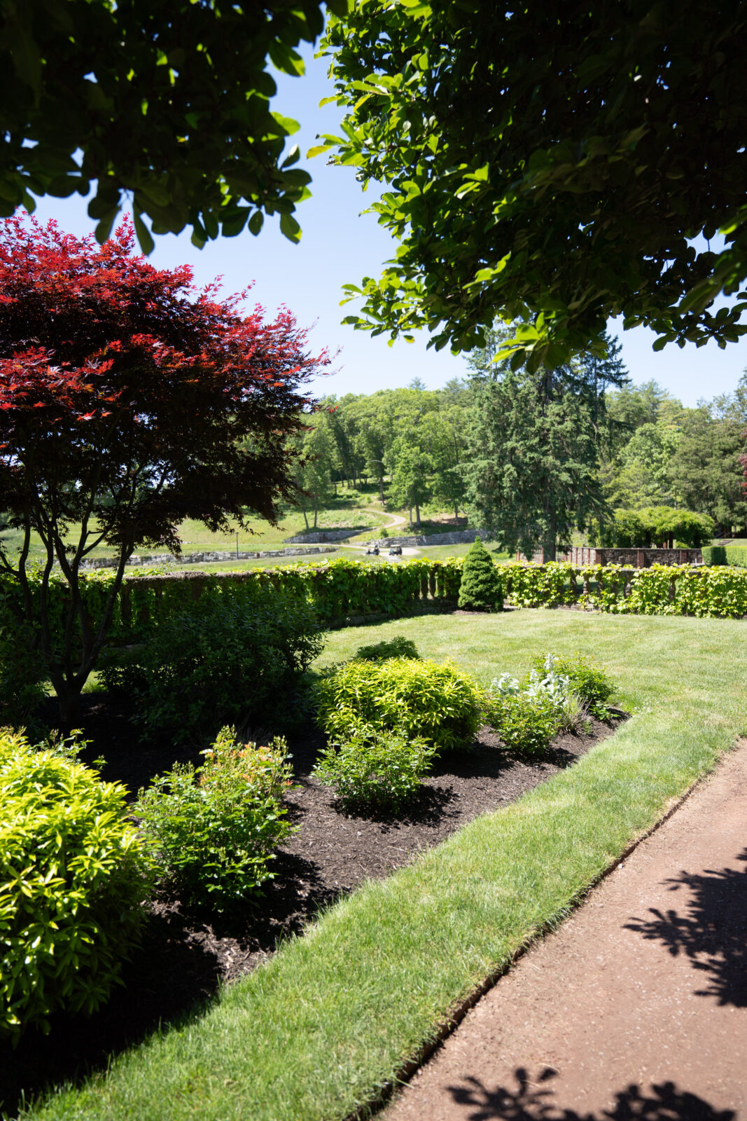 
A breathtaking view of Turner Hill in Ipswich, with its picturesque grounds and elegant estate providing the perfect backdrop for Alix and Wiley’s wedding day. The lush gardens, historic charm, and sweeping views make this venue a stunning and timeless setting for any celebration.