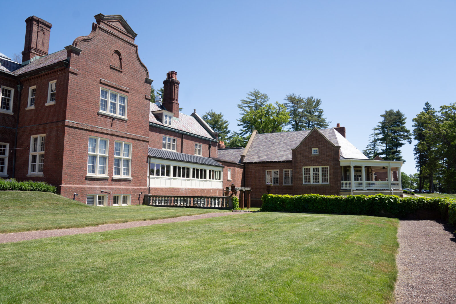 
A breathtaking view of Turner Hill in Ipswich, with its picturesque grounds and elegant estate providing the perfect backdrop for Alix and Wiley’s wedding day. The lush gardens, historic charm, and sweeping views make this venue a stunning and timeless setting for any celebration.