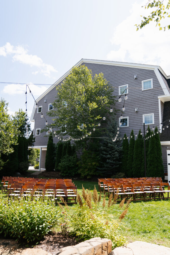 A beautiful image of a wedding at Bedford Village Inn in Bedford, capturing the couple in front of the venue’s charming New England-style architecture. The venue’s rustic elegance, with its lush gardens and timeless details, creates a warm and inviting atmosphere. The soft lighting and quaint surroundings make it the perfect backdrop for a classic, intimate celebration.