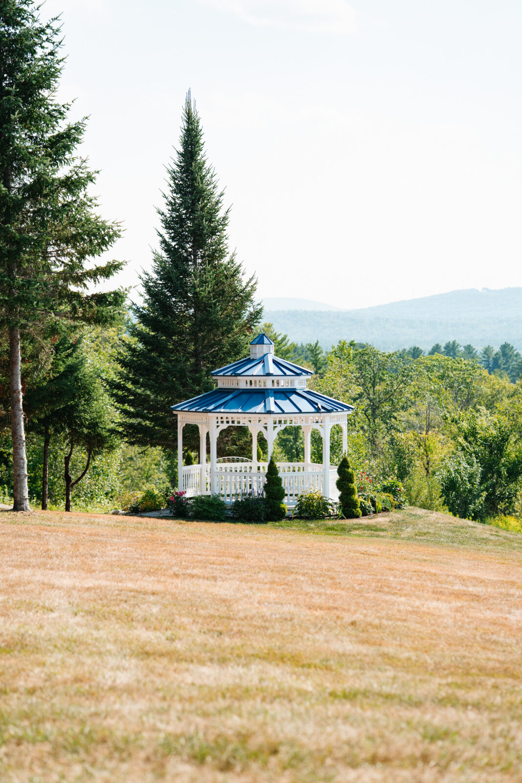 Scenic lake and mountain ceremony view at Lakeview Inn